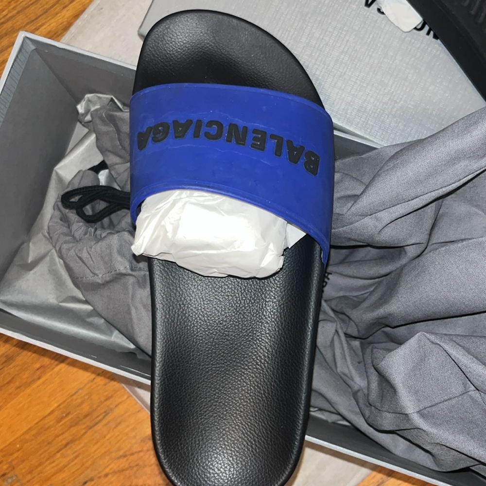 Balenciaga
Rubber Graphic Print Slides - Picture 5 of 7